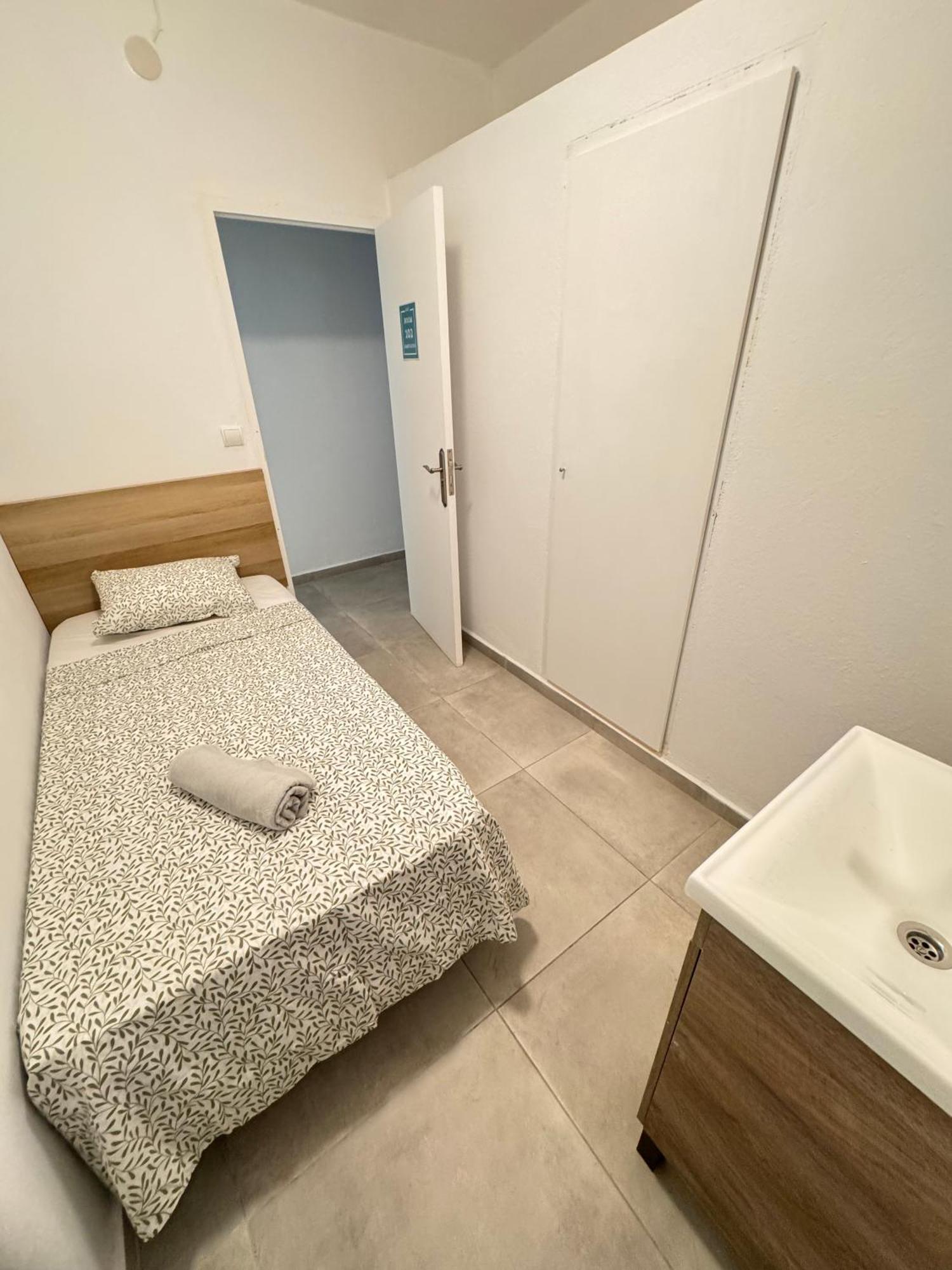 ホテル Hostal Cisne サンアントニオアバド エクステリア 写真
